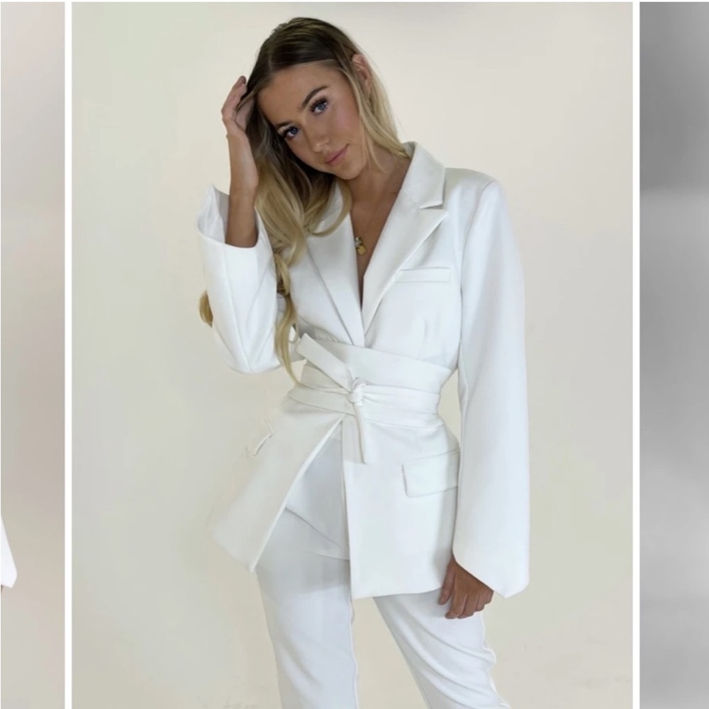 odd muse | White Tailored Waist-Contoured Blazer | Size S